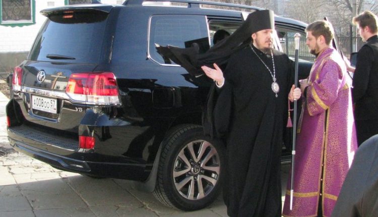 Священник требует засекретить данные о его крутом джипе