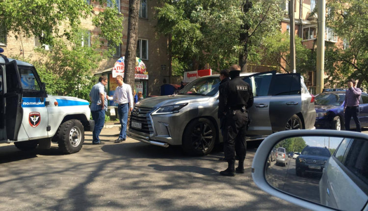 В центре Челябинска задержание:  у дамы на «Лексусе» отбирают деньги