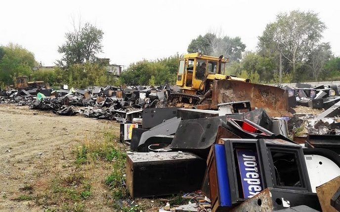 В Челябинске бульдозером давили игровые автоматы